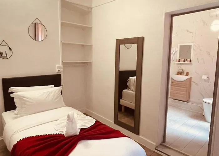 Louvain Hotel *