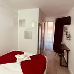 Louvain Hotel *