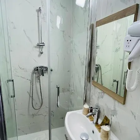 Louvain Hotel *